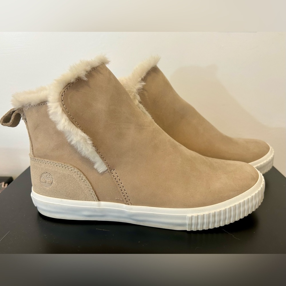 Timberland Skyla shearling lined suede waterproof booties- Size 7